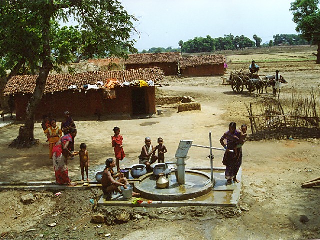 Via Folkekirkens Nødhjælp har vi bygget en brønd i Nasigaon Sundipada i Indien, som giver 215 indbyggere i landsbyen Suknabhata rent vand hver dag.