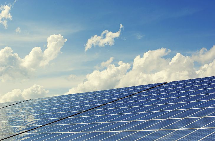 Solceller bruges i produktionen og der bruges restenergi fra vind og vand.