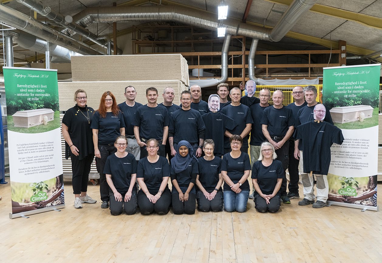På Fuglebjerg Kistefabrik passer vi godt på vores medarbejdere og sætter hver dag trivsel, sundhed, arbejdsmiljø og godt kollegaskab på dagsordenen.